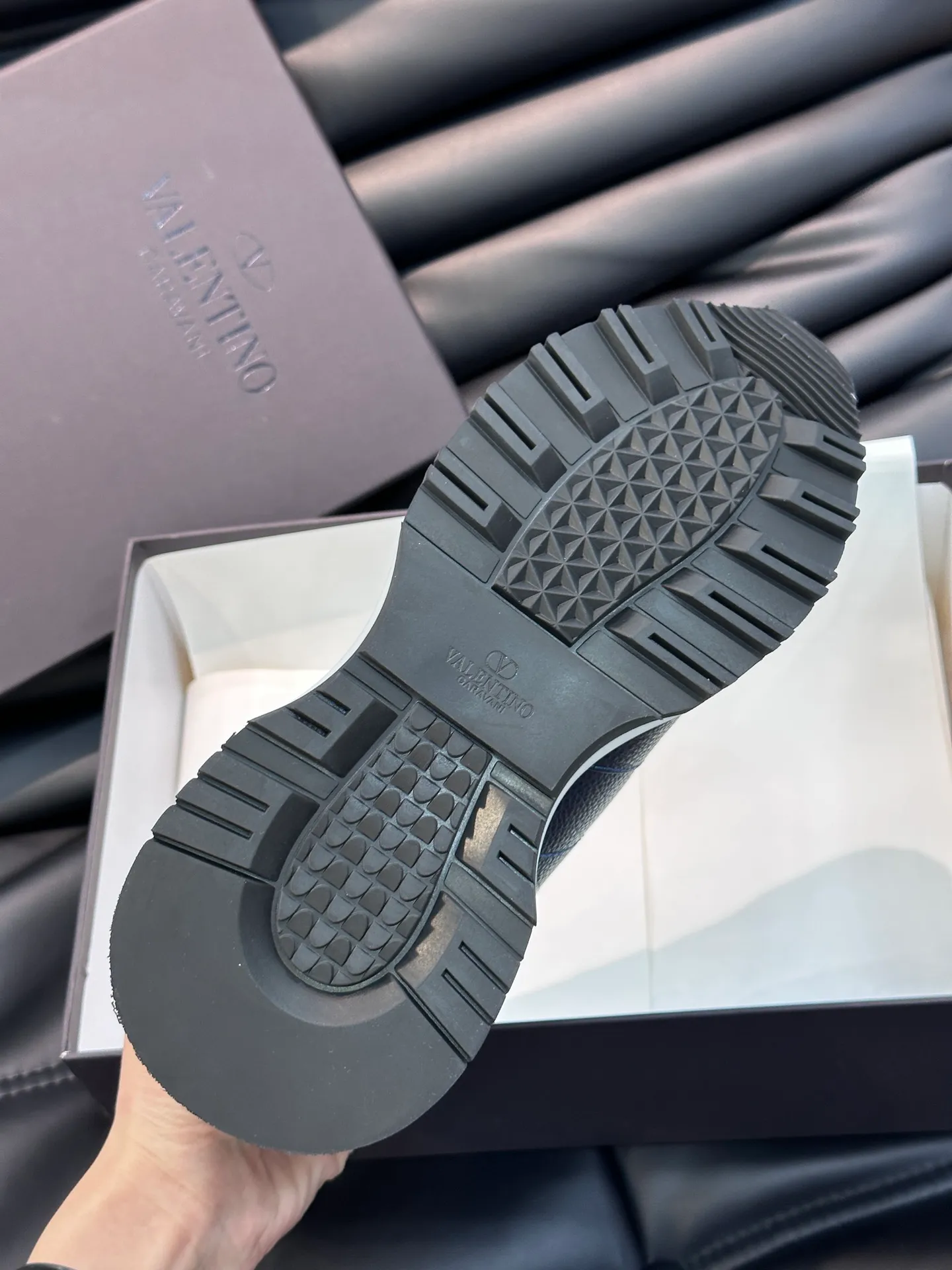 P540💰 Product trademark: VALENTINO "Valentino" Regular size: 38-44 [45 customized] Product material: Warren men's casual sports shoes, made of imported first-layer cowhide, with brand emblem on the tongue, rivet rubber outsole, non-slip, wear-resistant and shock-absorbing, cowhide lining foot pads, comfortable and breathable, with original box packaging equation bag!